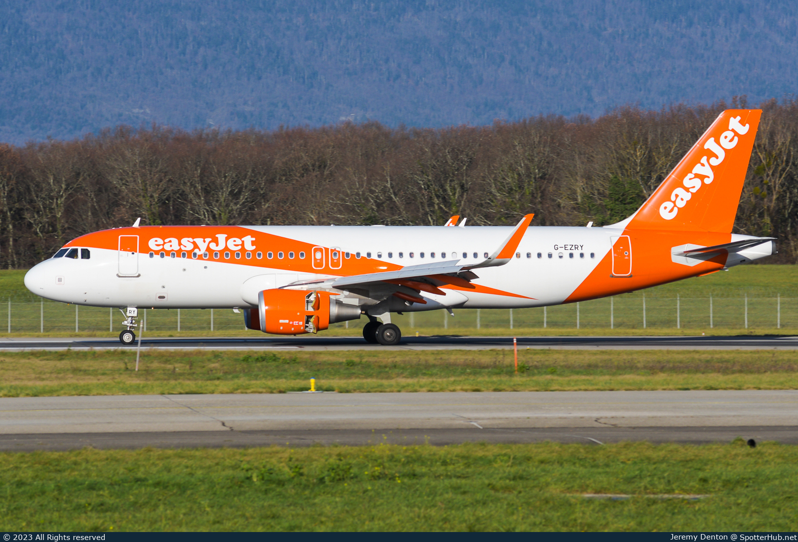 Photo of G-EZRY - Airbus A320-214 operated by easyJet