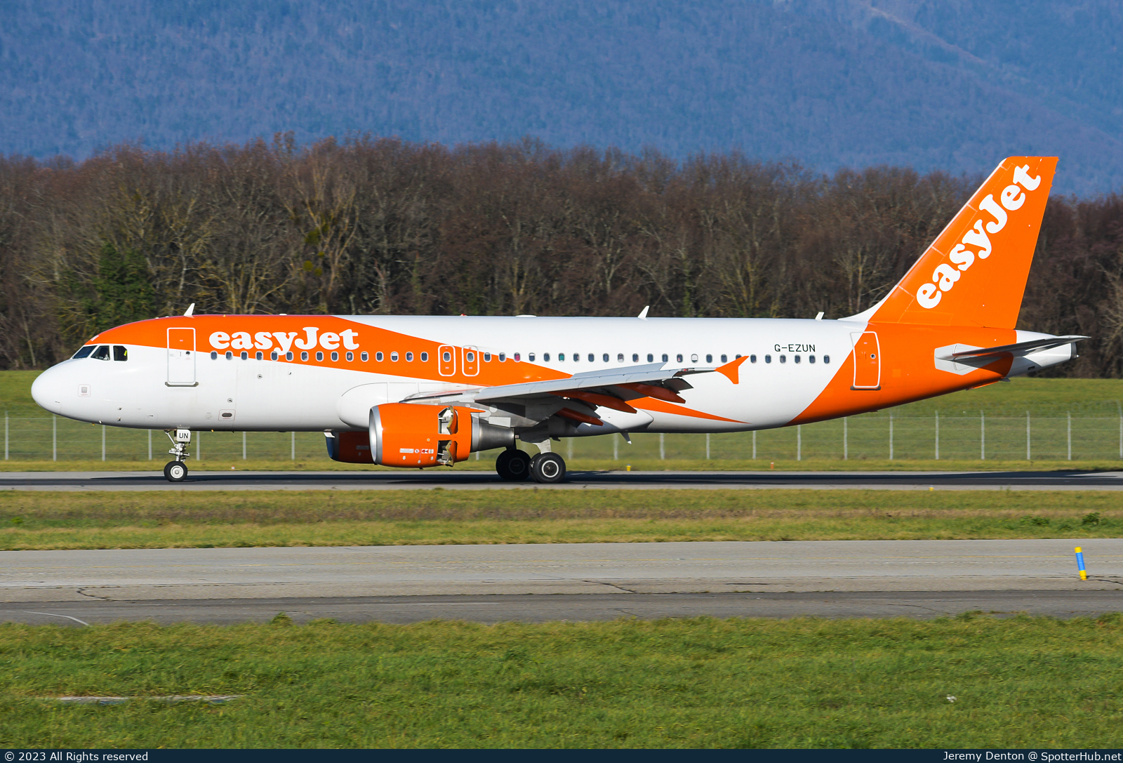 Photo of G-EZUN - Airbus A320-214 operated by easyJet