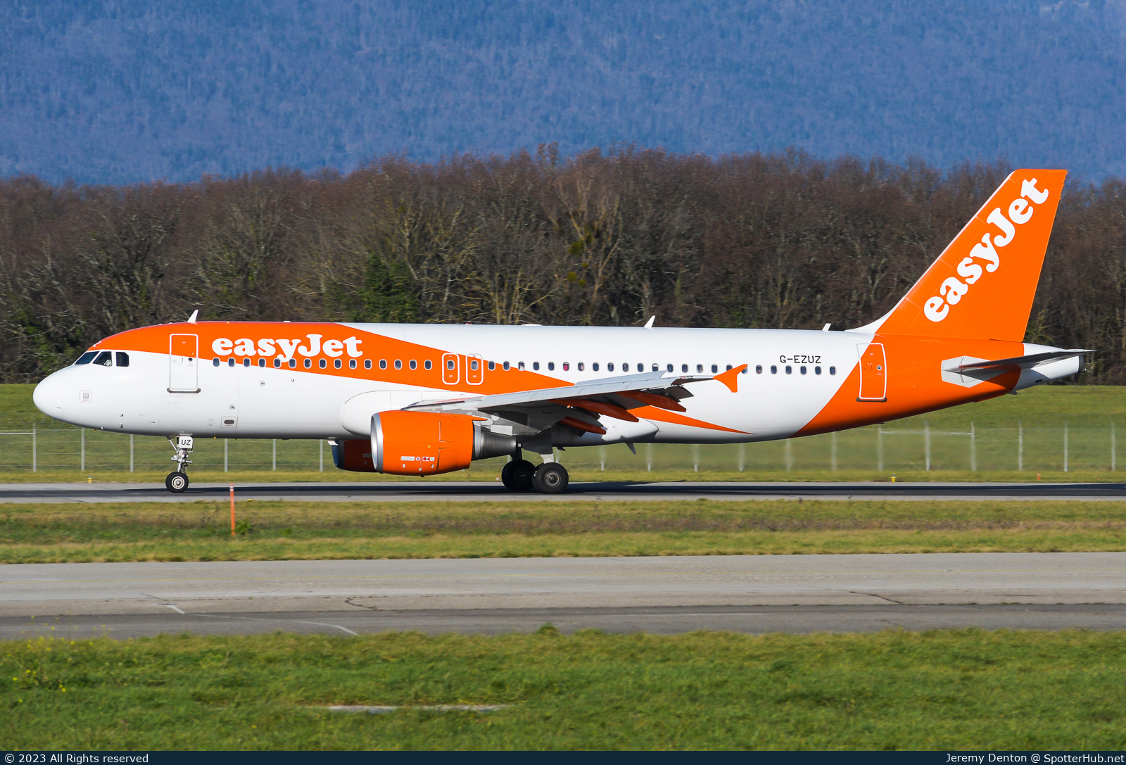 Photo of G-EZUZ - Airbus A320-214 operated by easyJet