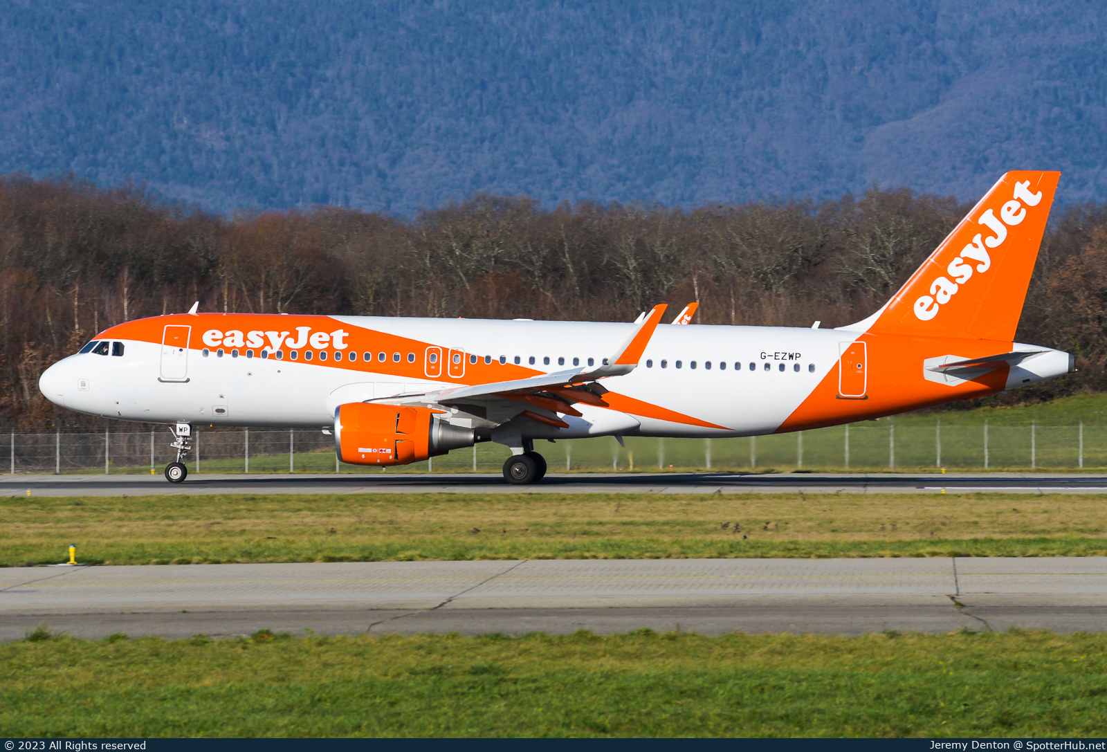 Photo of G-EZWP - Airbus A320-214 operated by easyJet