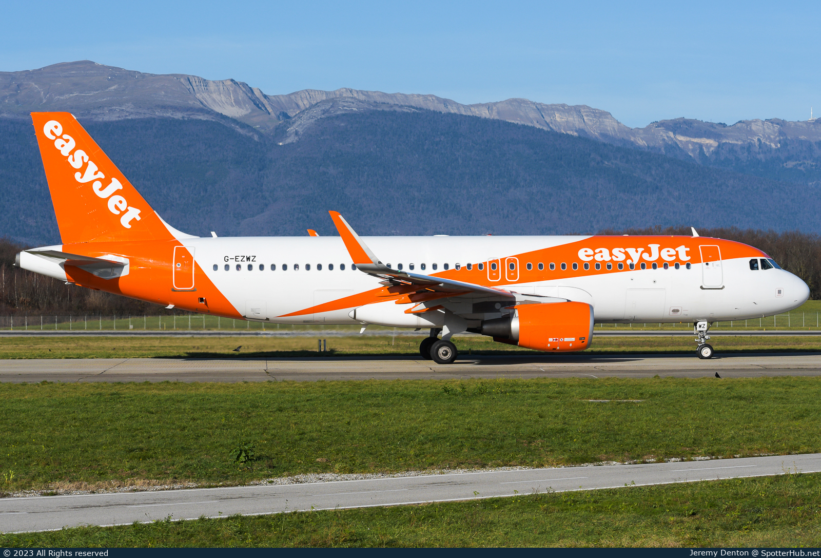 Photo of G-EZWZ - Airbus A320-214 operated by easyJet