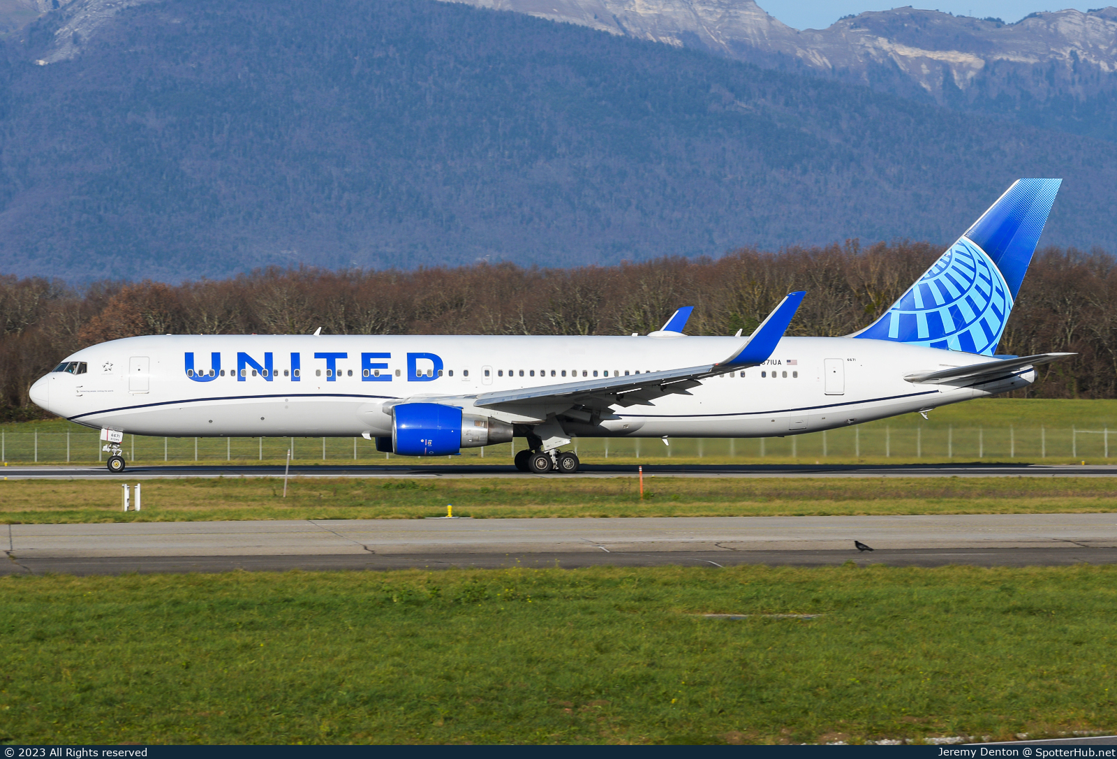 Photo of N671UA - Boeing 767-322(ER) operated by United Airlines