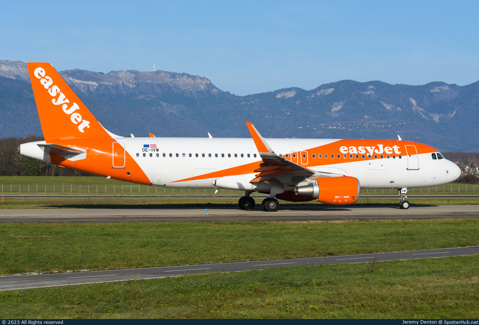 Photo of OE-IVW - Airbus A320-214 operated by easyJet Europe