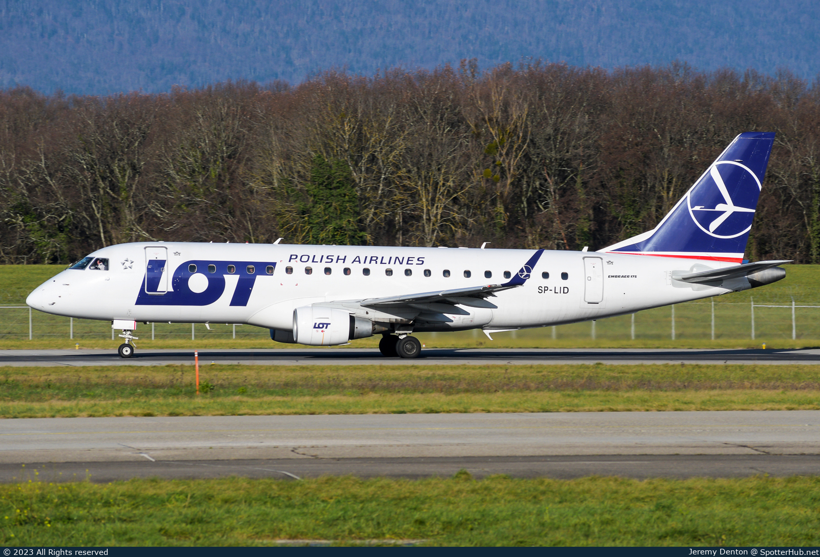 Photo of SP-LID - Embraer ERJ-175STD operated by LOT Polish Airlines