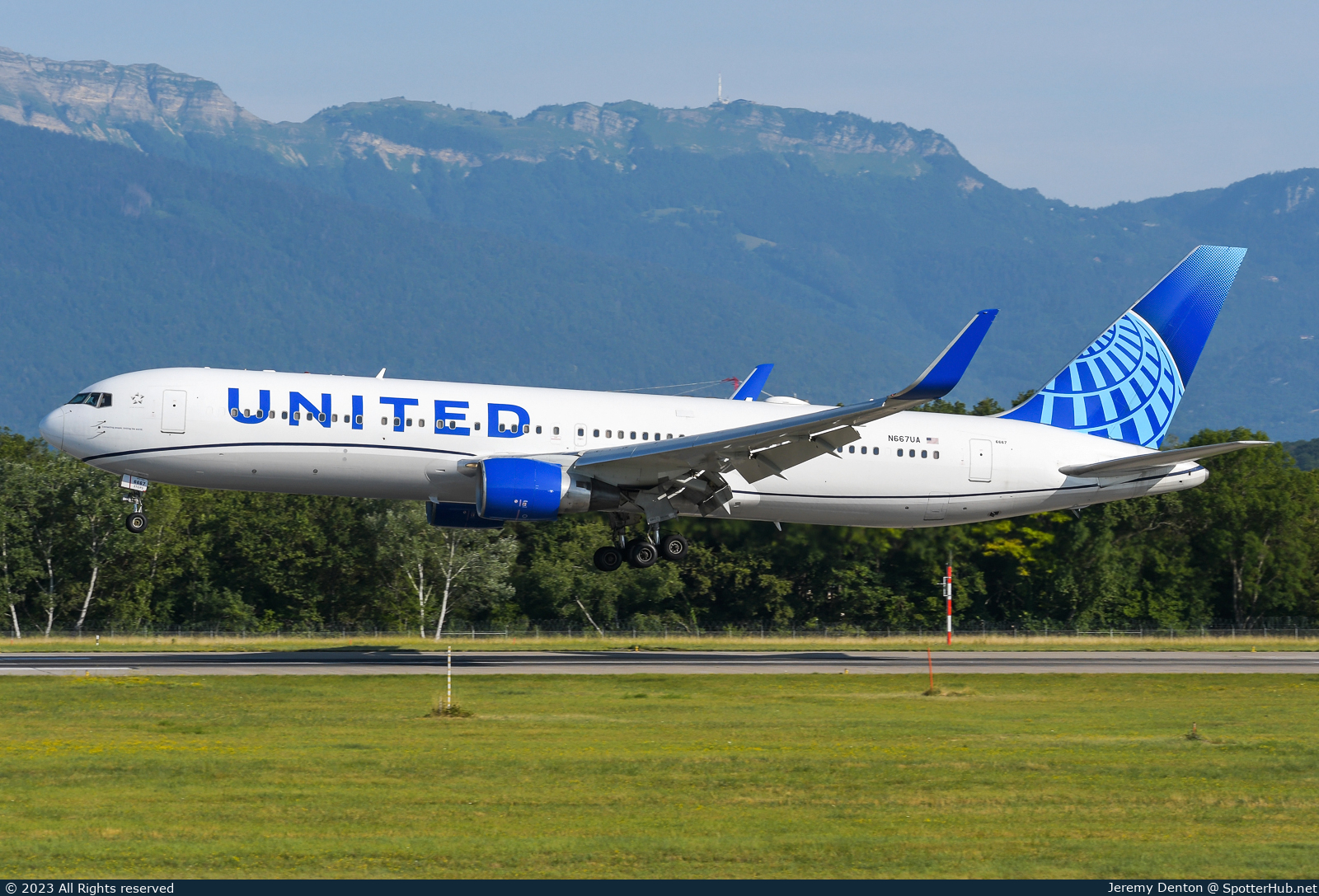 Photo of N667UA - Boeing 767-322(ER) operated by United Airlines