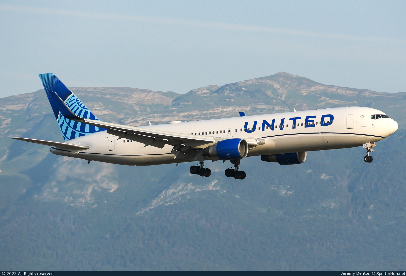 Photo of N673UA - Boeing 767-322(ER) operated by United Airlines
