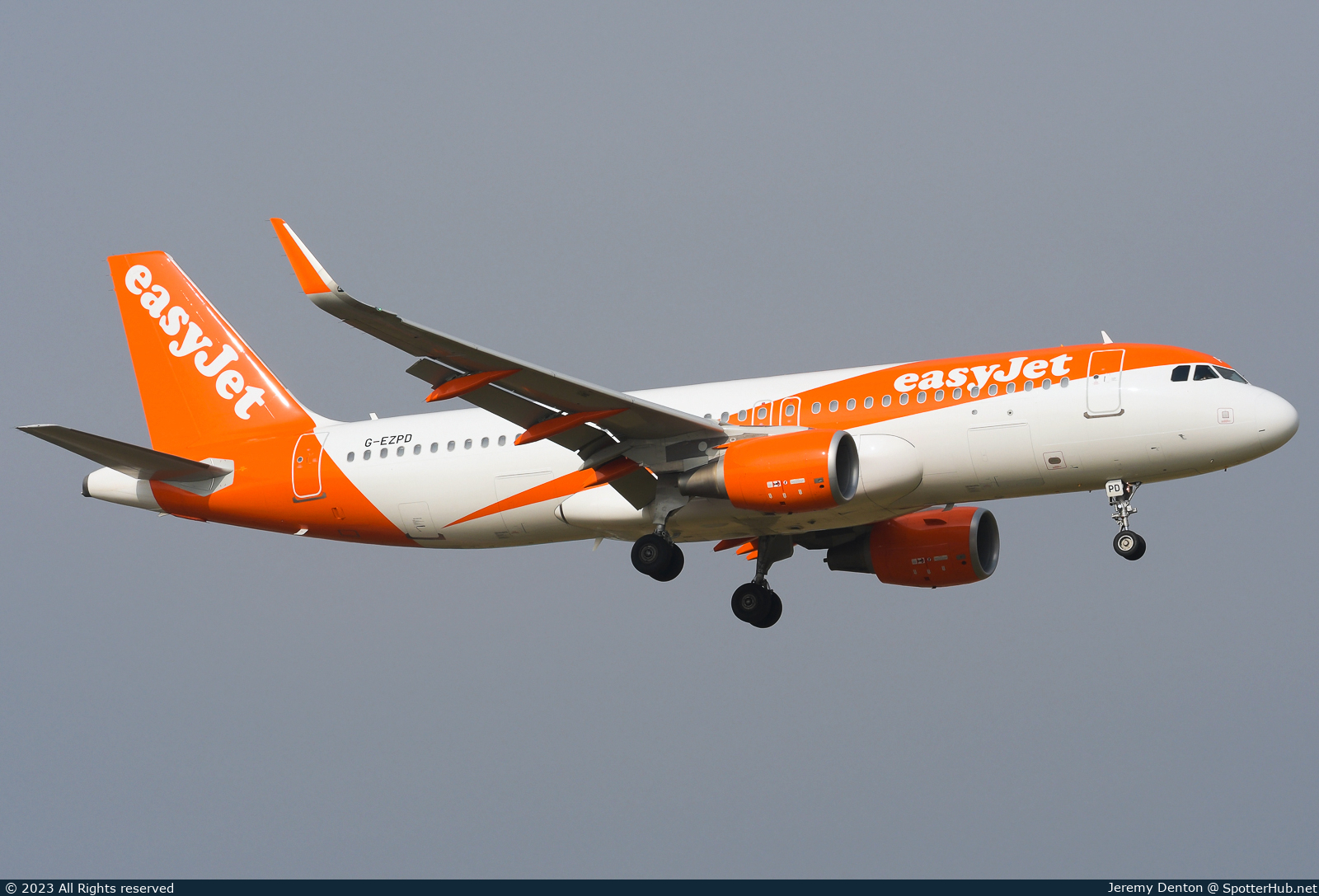 Photo of G-EZPD - Airbus A320-214 operated by easyJet