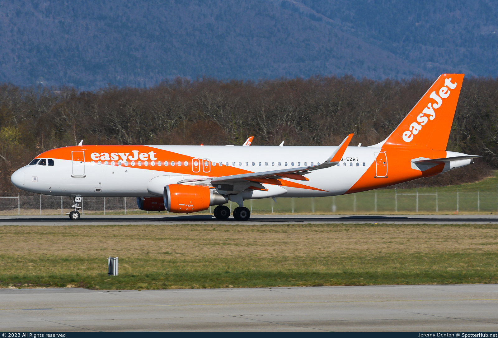 Photo of G-EZRT - Airbus A320-214 operated by easyJet