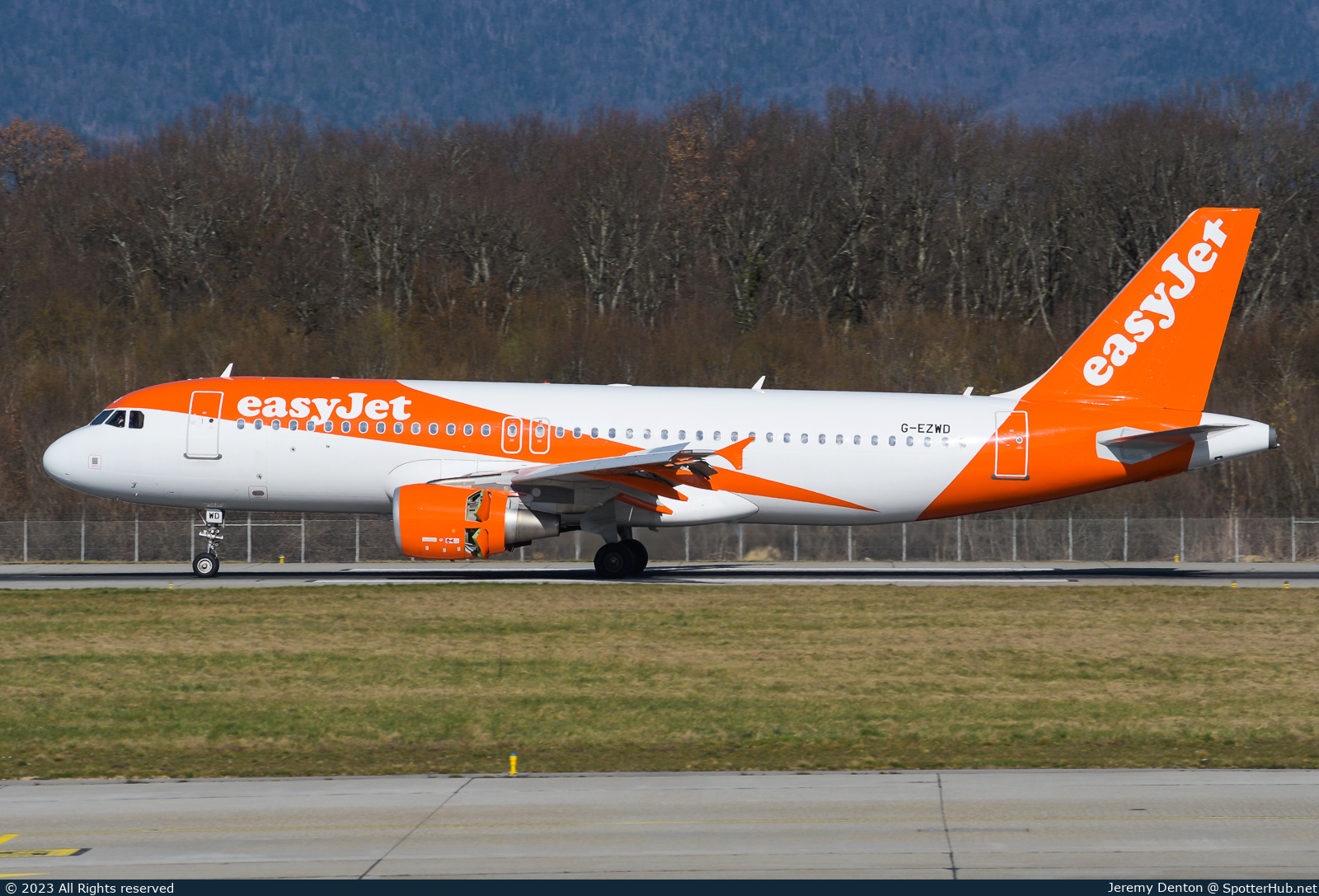 Photo of G-EZWD - Airbus A320-214 operated by easyJet