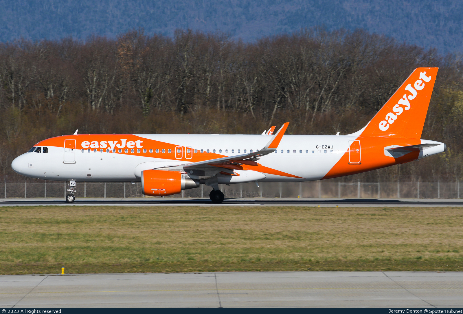 Photo of G-EZWU - Airbus A320-214 operated by easyJet