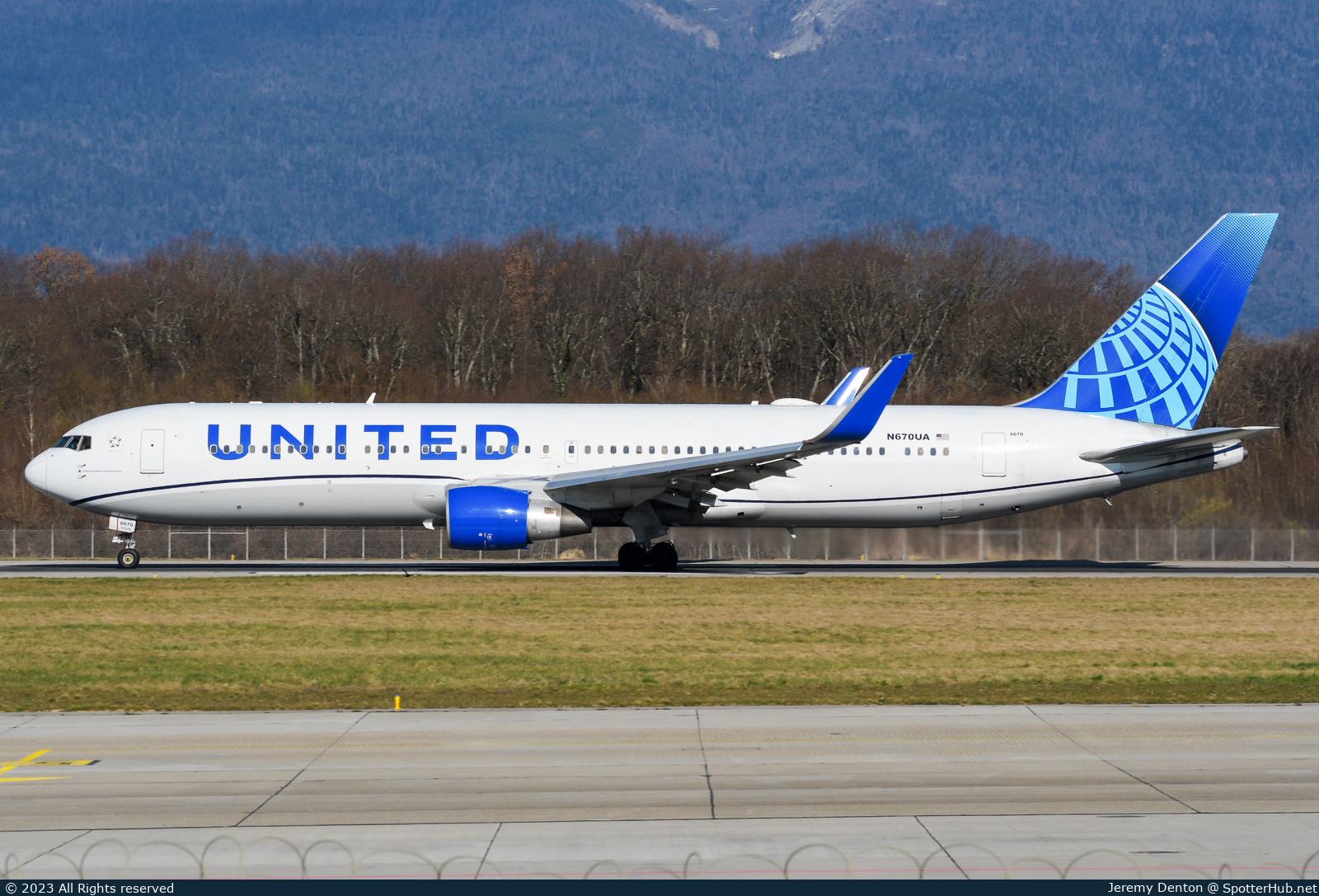 Photo of N670UA - Boeing 767-322(ER) operated by United Airlines