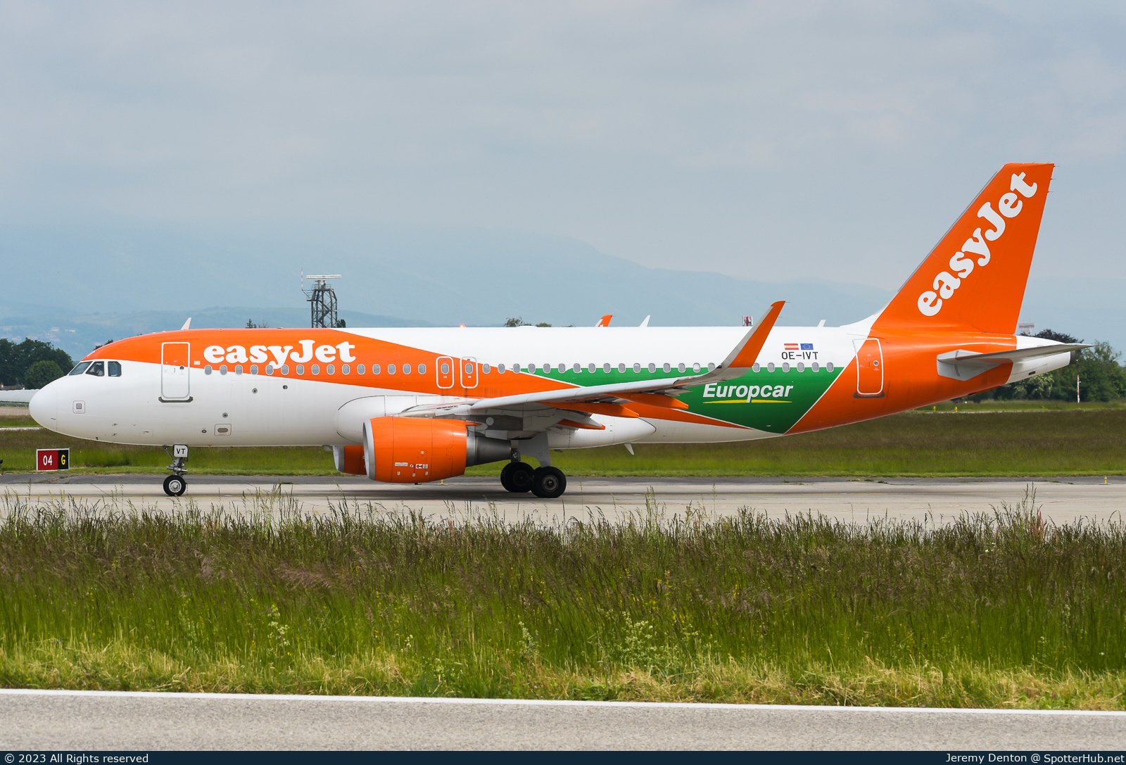 Photo of OE-IVT - Airbus A320-214 operated by easyJet Europe