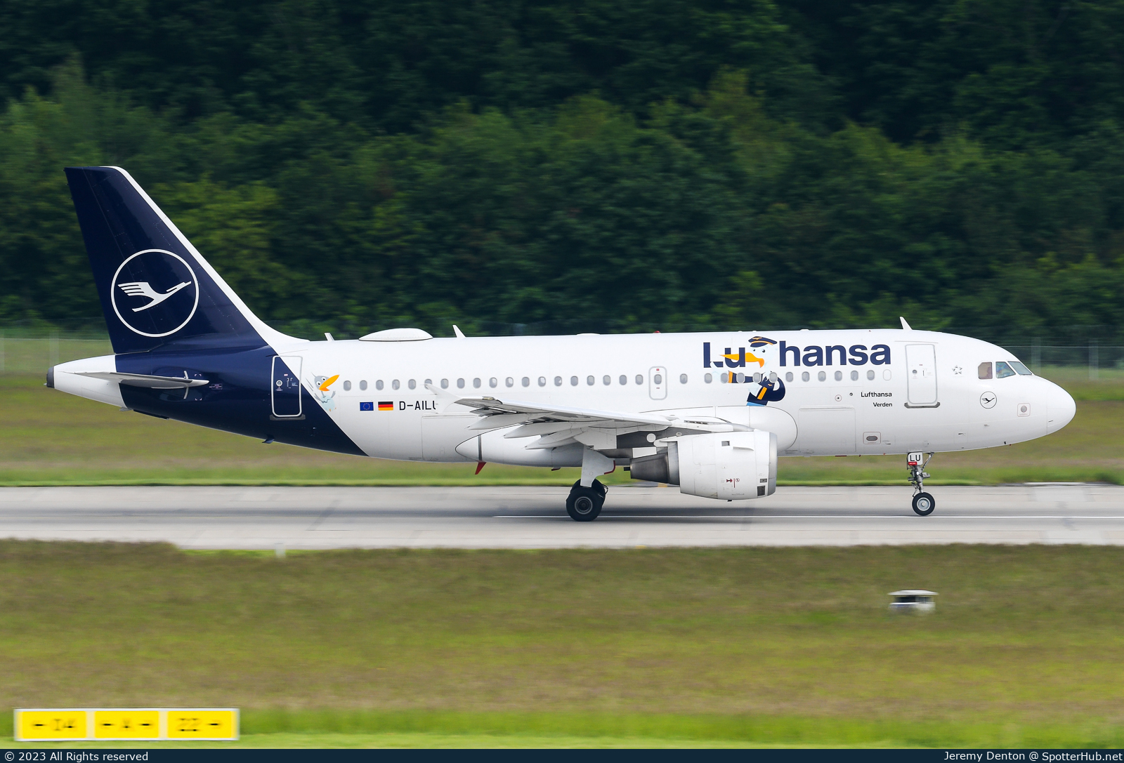 Photo of D-AILU - Airbus A319-114 operated by Lufthansa