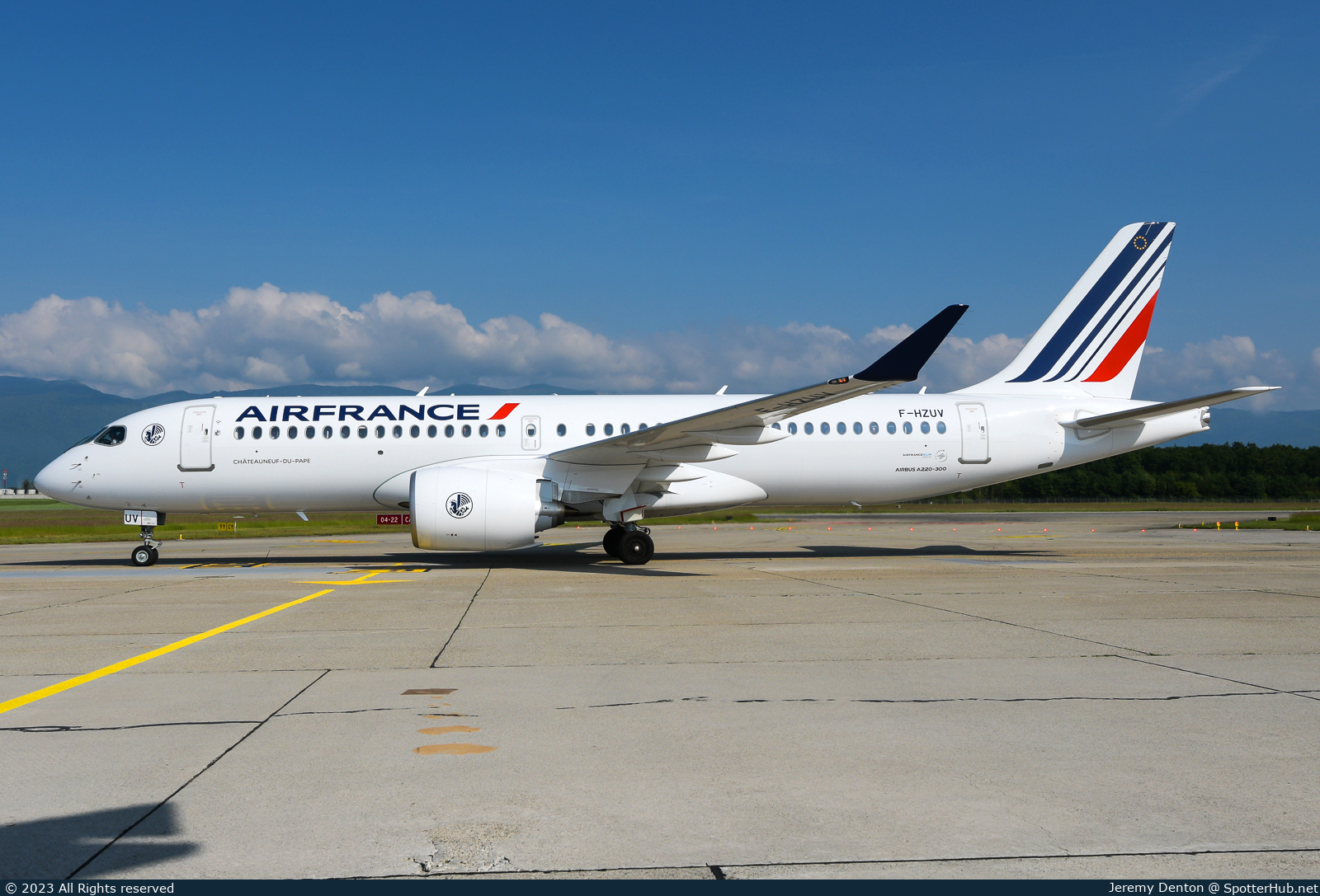 Photo of F-HZUV - Airbus A220-300 operated by Air France