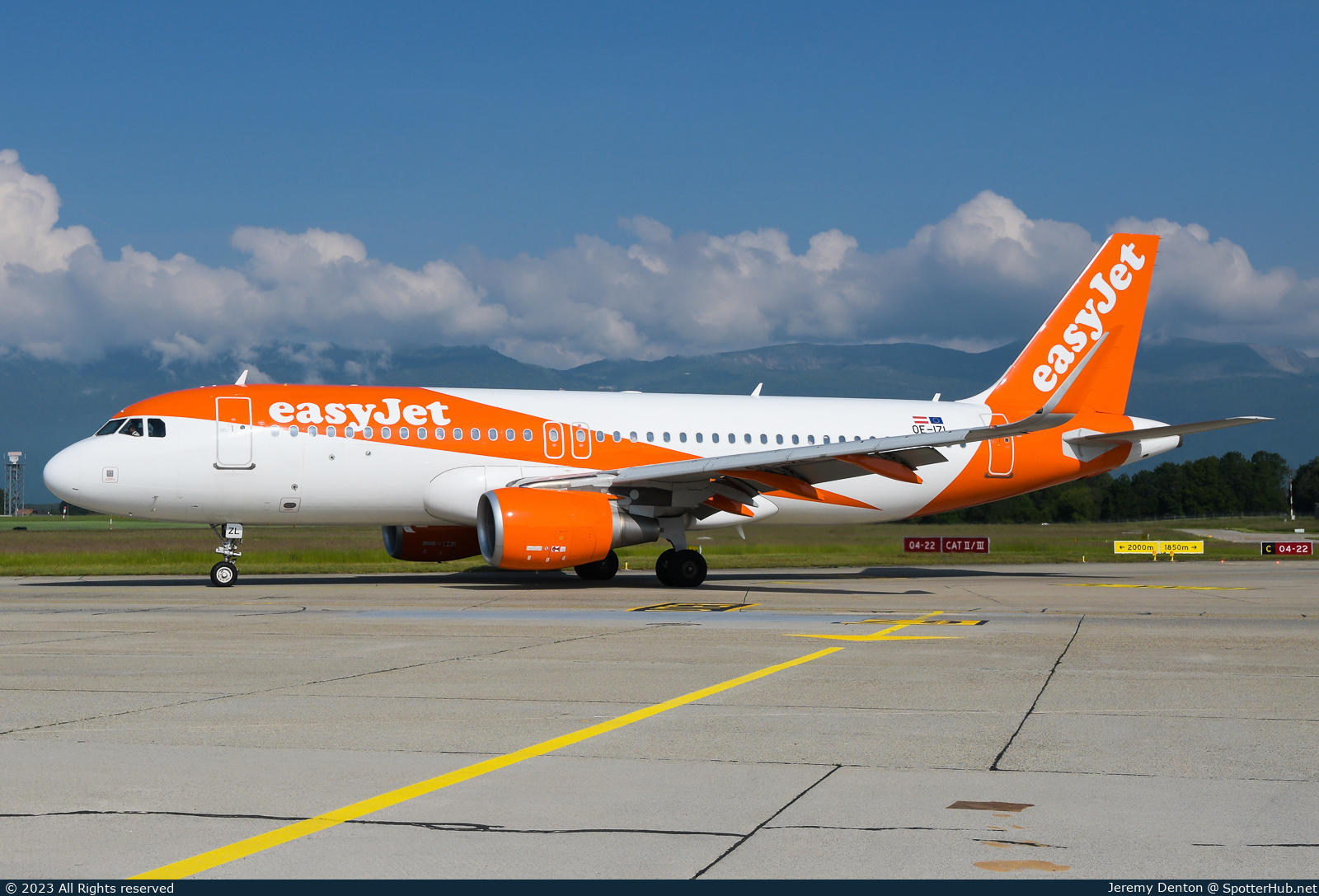 Photo of OE-IZL - Airbus A320-214 operated by easyJet Europe