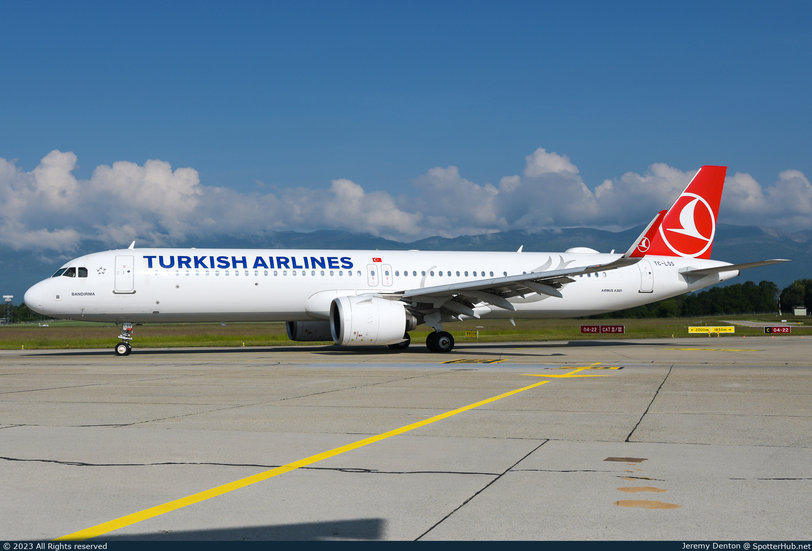 Photo of TC-LSS - Airbus A321-271NX operated by Turkish Airlines