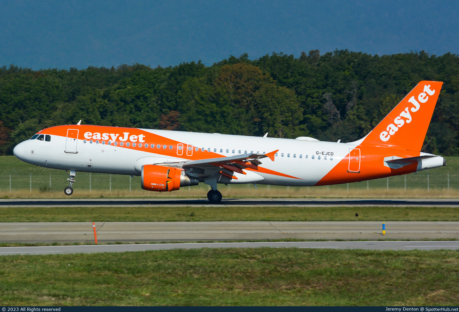 Photo of G-EJCD - Airbus A320-214 operated by easyJet