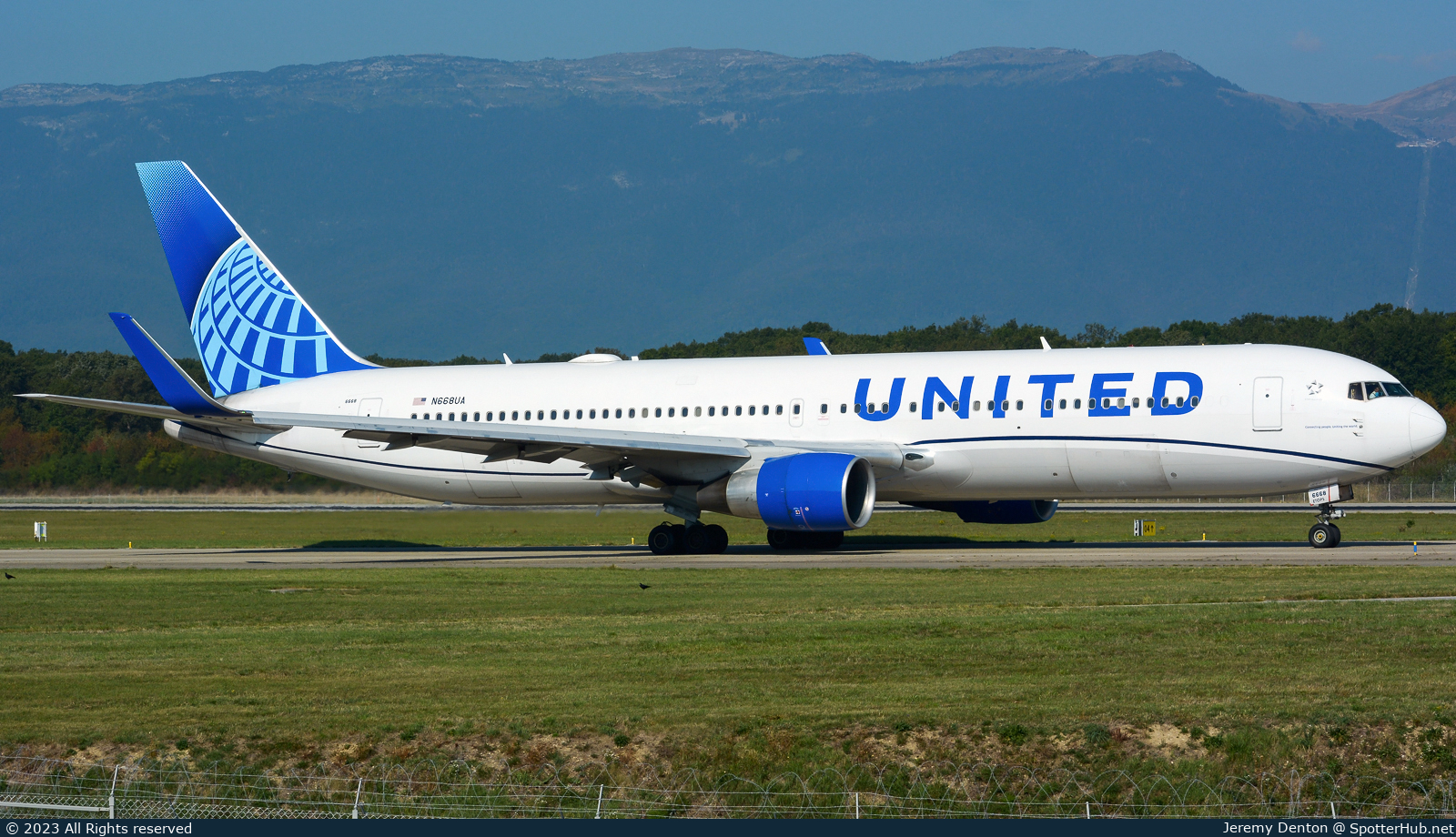 Photo of N668UA - Boeing 767-322(ER) operated by United Airlines