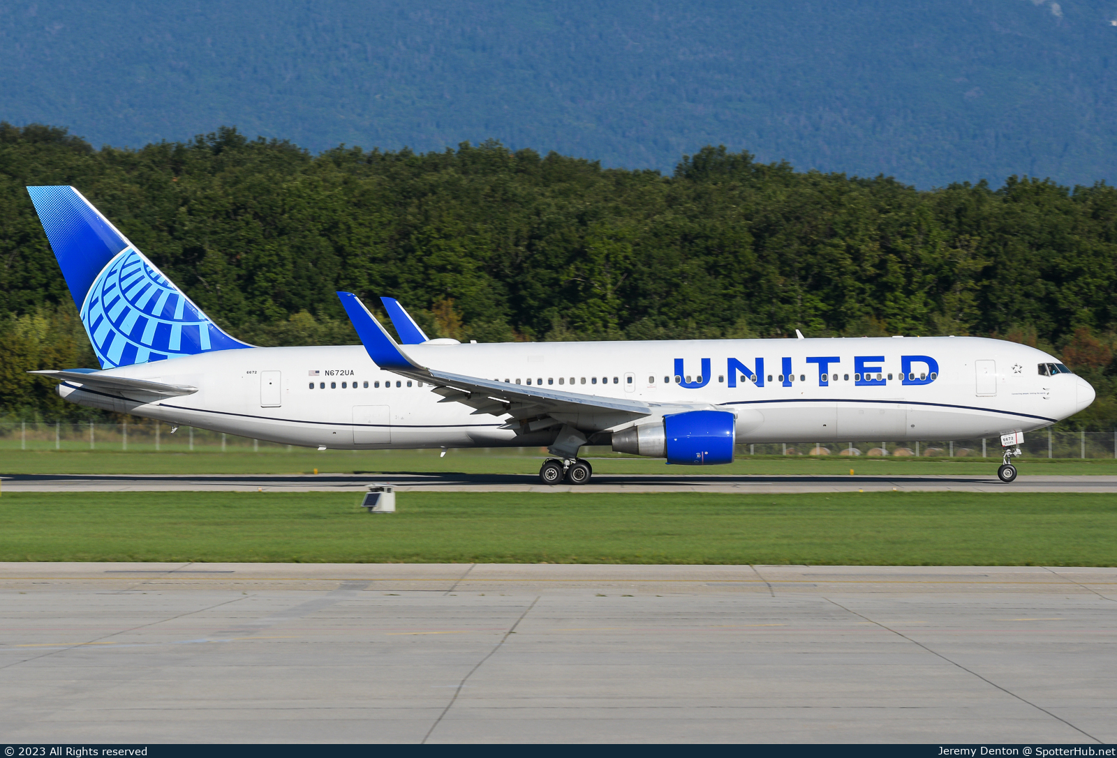 Photo of N672UA - Boeing 767-322(ER) operated by United Airlines
