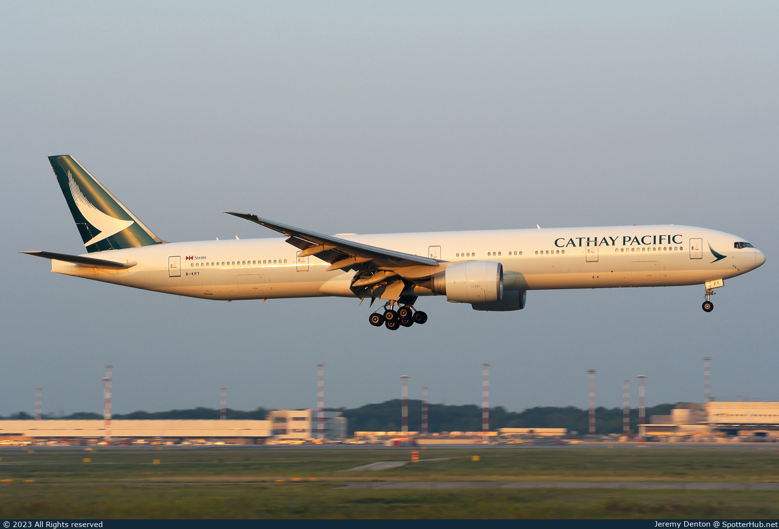 Photo of B-KPY - Boeing 777-367(ER) operated by Cathay Pacific Airways