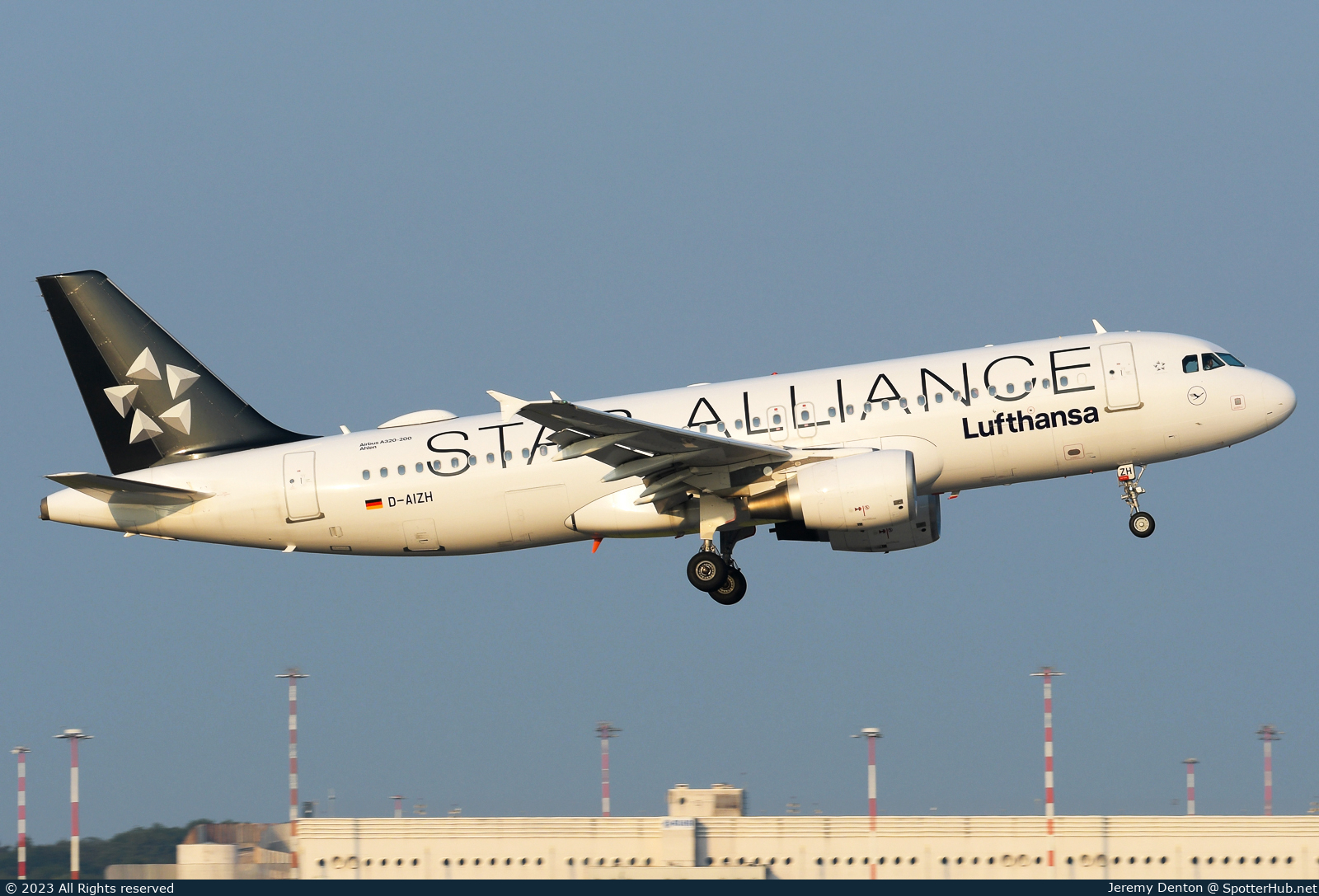 Photo of D-AIZH - Airbus A320-214 operated by Lufthansa