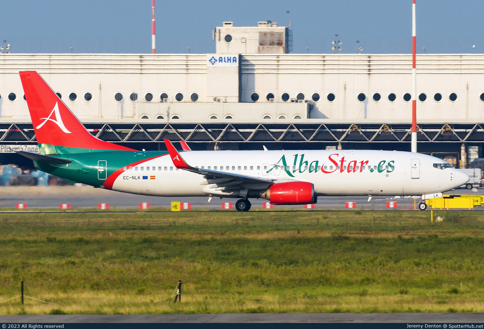 Photo of EC-NLK - Boeing 737-81M operated by AlbaStar