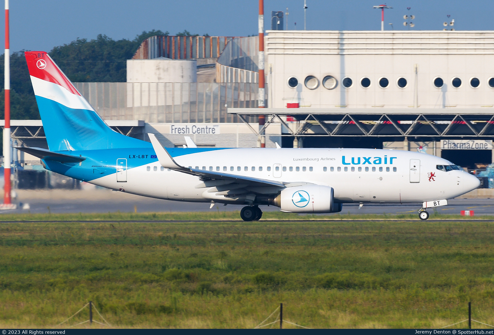 Photo of LX-LBT - Boeing 737-7K2 operated by Luxair