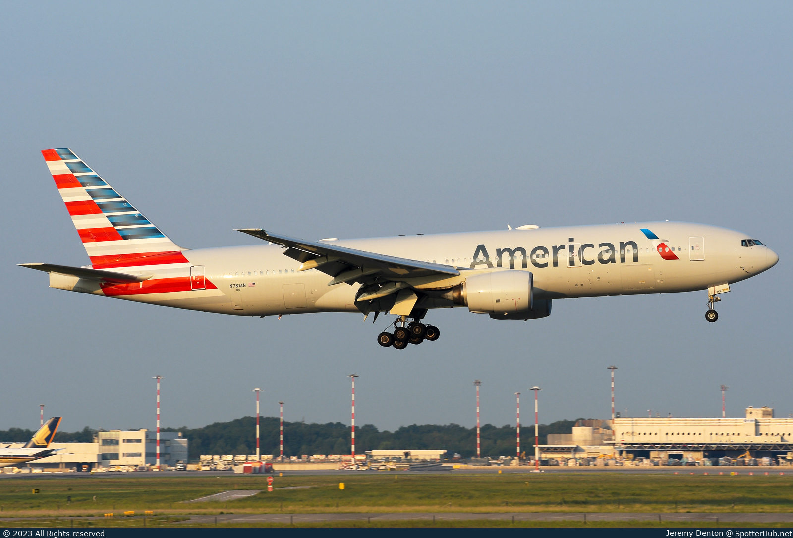 Photo of N781AN - Boeing 777-223(ER) operated by American Airlines