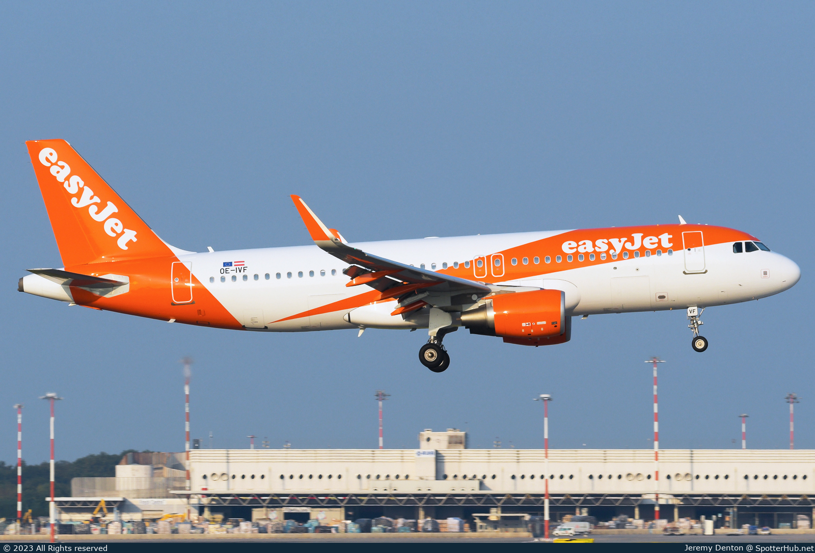 Photo of OE-IVF - Airbus A320-214 operated by easyJet Europe