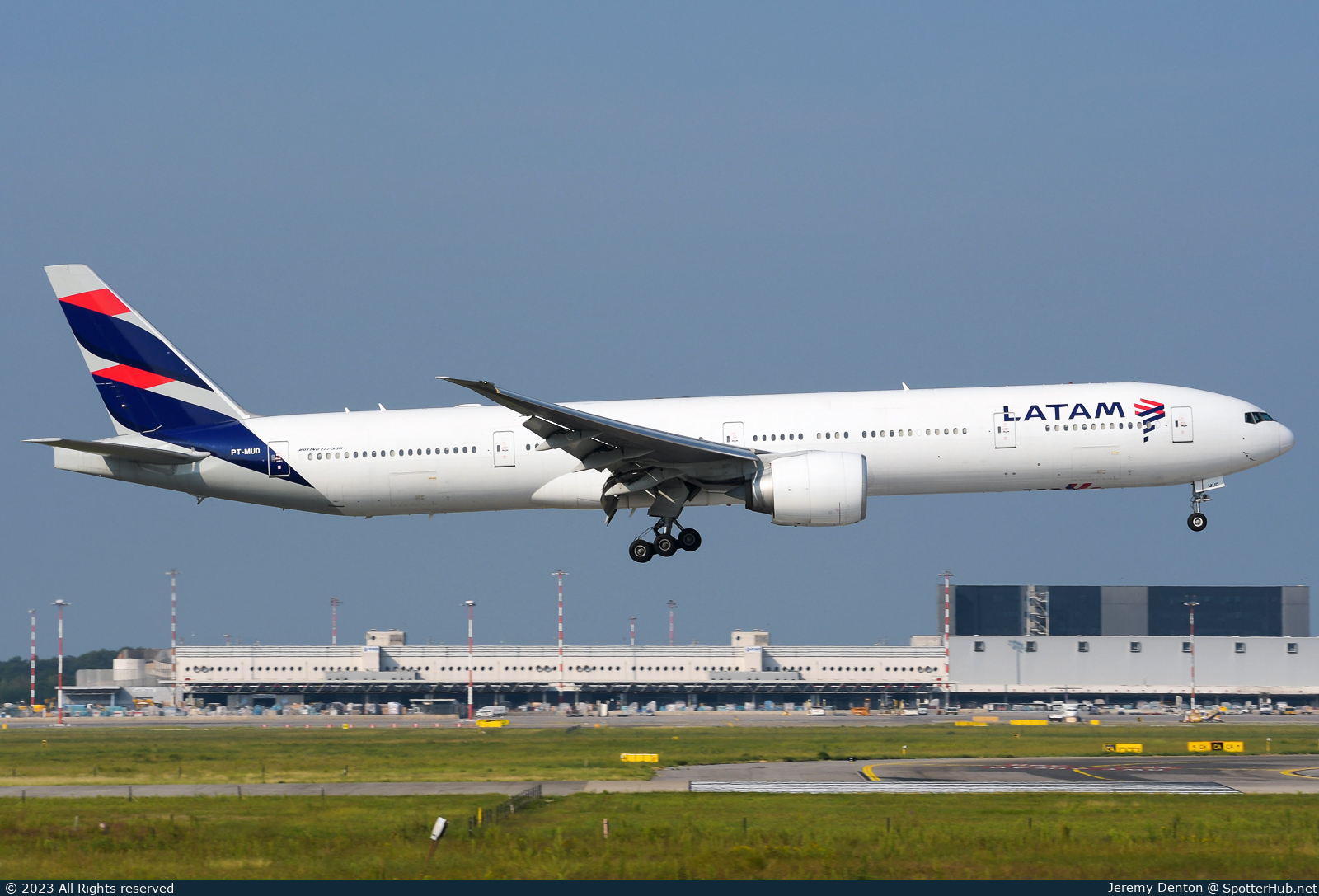 Photo of PT-MUD - Boeing 777-32W(ER) operated by LATAM Airlines Brasil