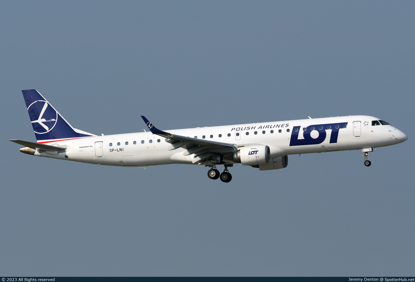 Photo of SP-LNI - Embraer ERJ-195AR operated by LOT Polish Airlines
