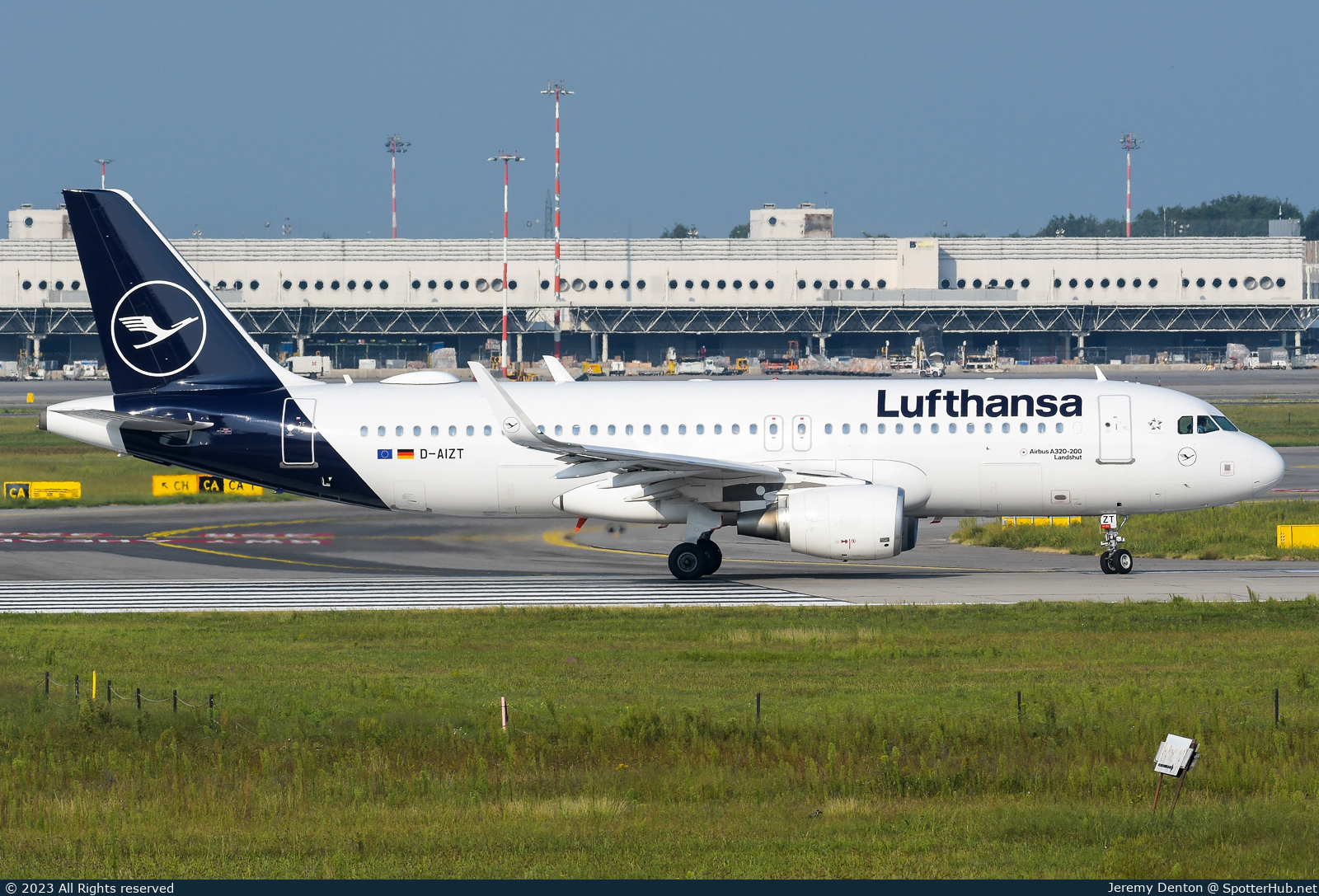 Photo of D-AIZT - Airbus A320-214 operated by Lufthansa