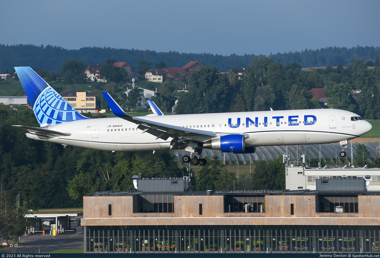 Photo of N668UA - Boeing 767-322(ER) operated by United Airlines