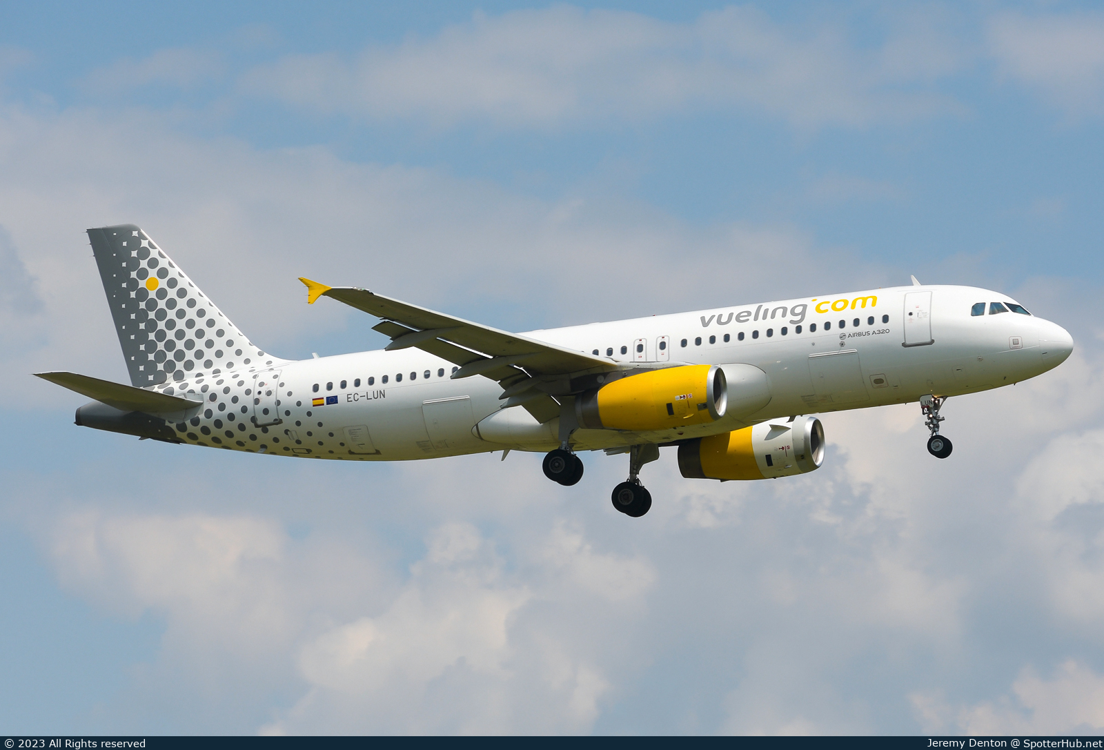 Photo of EC-LUN - Airbus A320-232 operated by Vueling