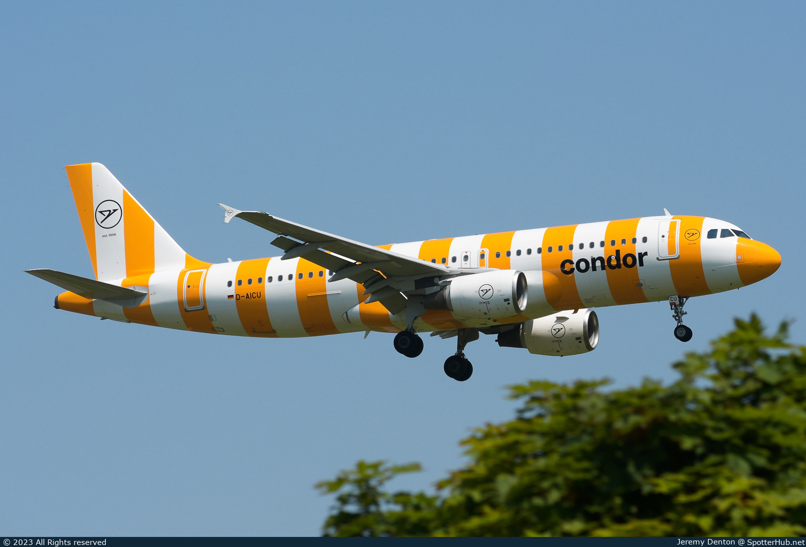 Photo of D-AICU - Airbus A320-214 operated by Condor