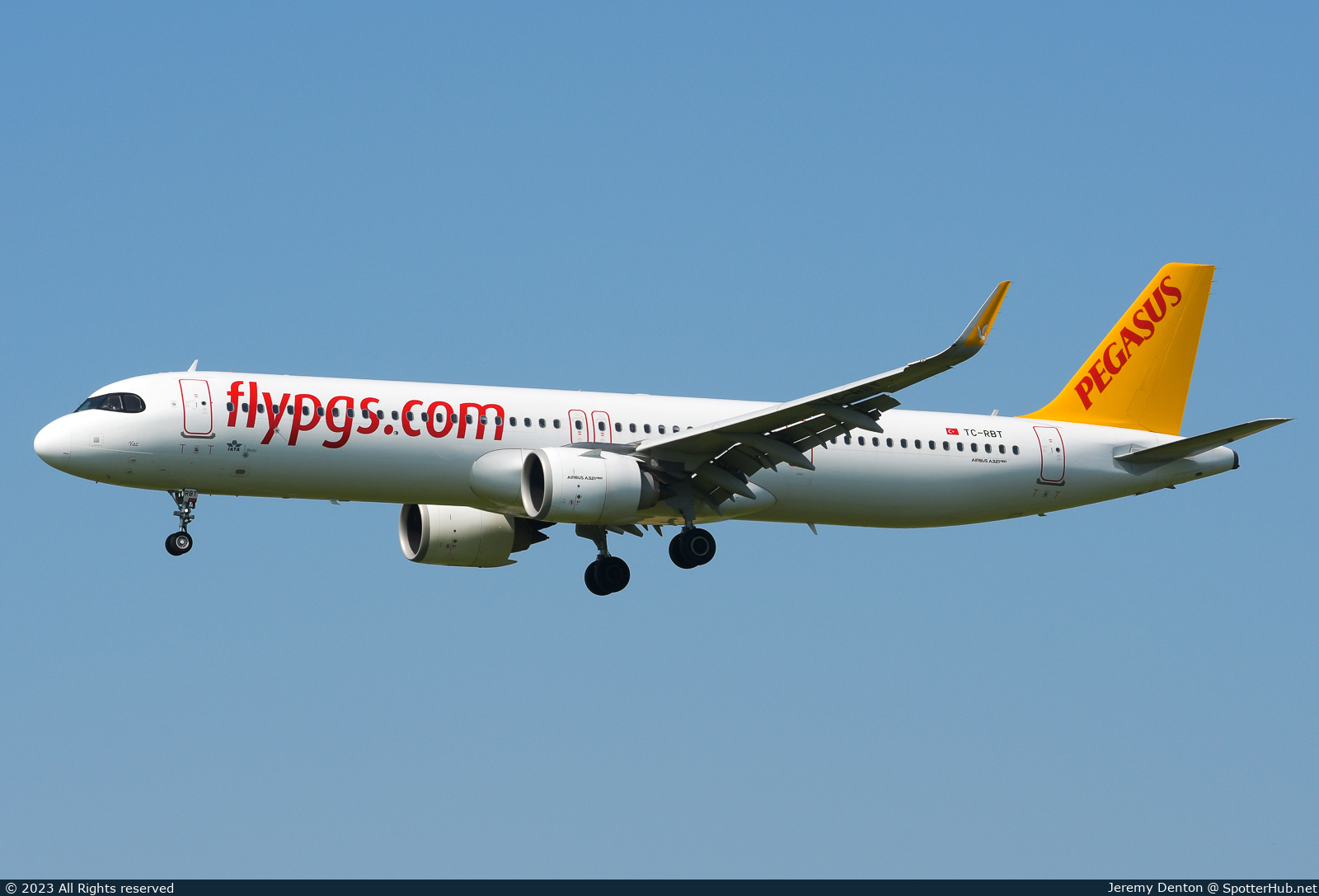 Photo of TC-RBT - Airbus A321-251NX operated by Pegasus Airlines