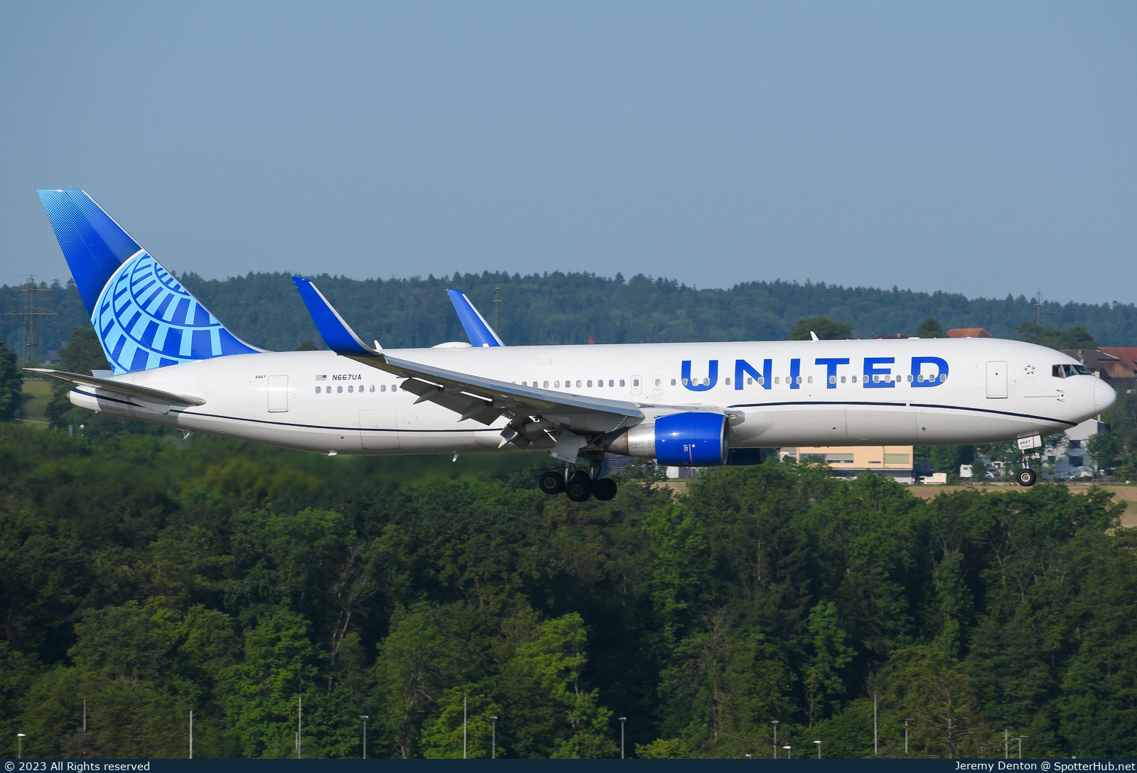 Photo of N667UA - Boeing 767-322(ER) operated by United Airlines