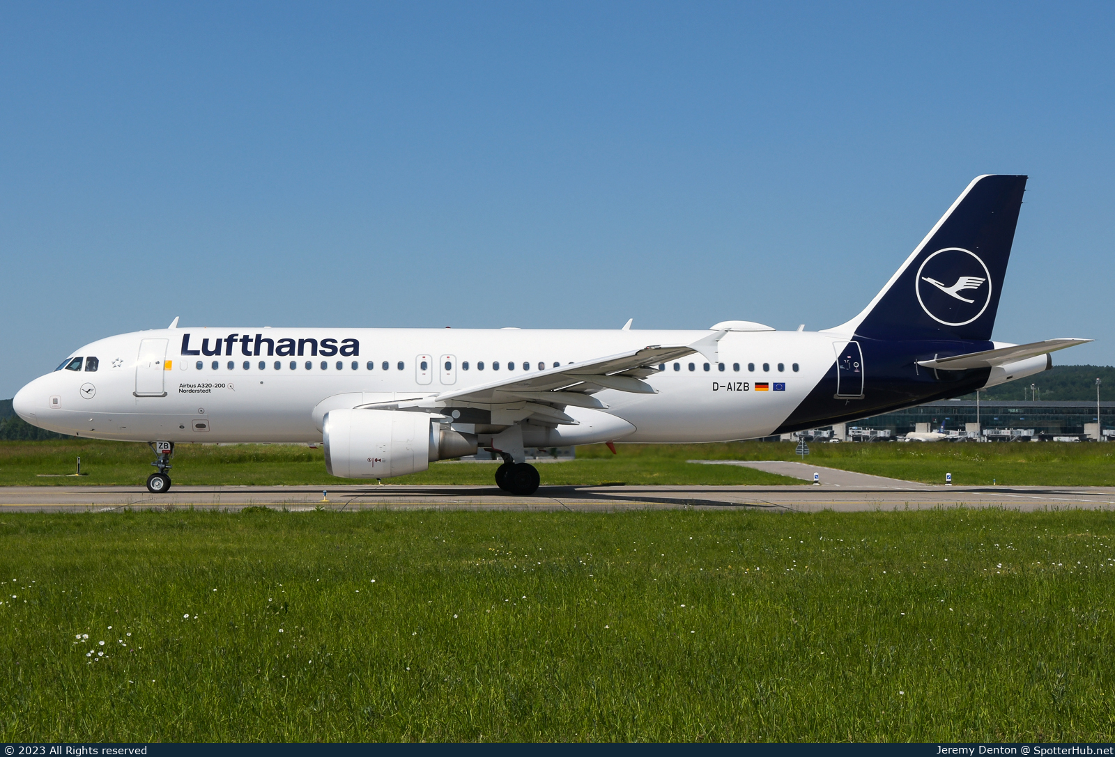 Photo of D-AIZB - Airbus A320-214 operated by Lufthansa