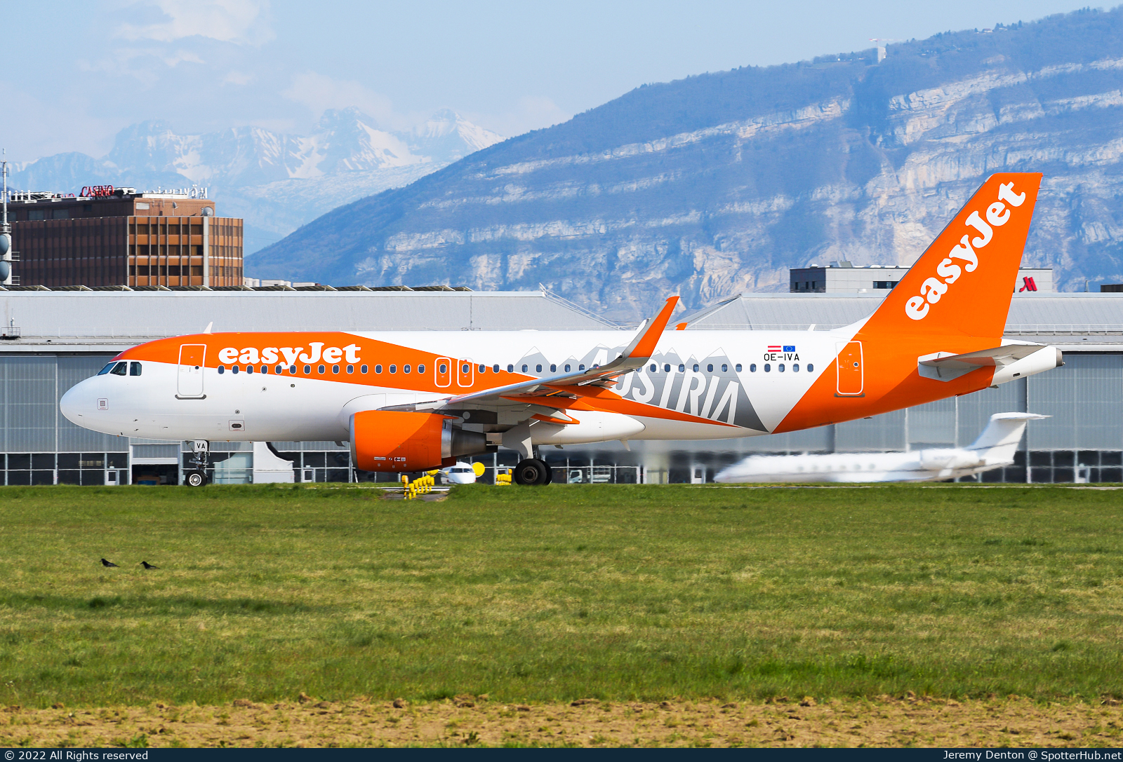 Photo of OE-IVA - Airbus A320-214 operated by easyJet Europe