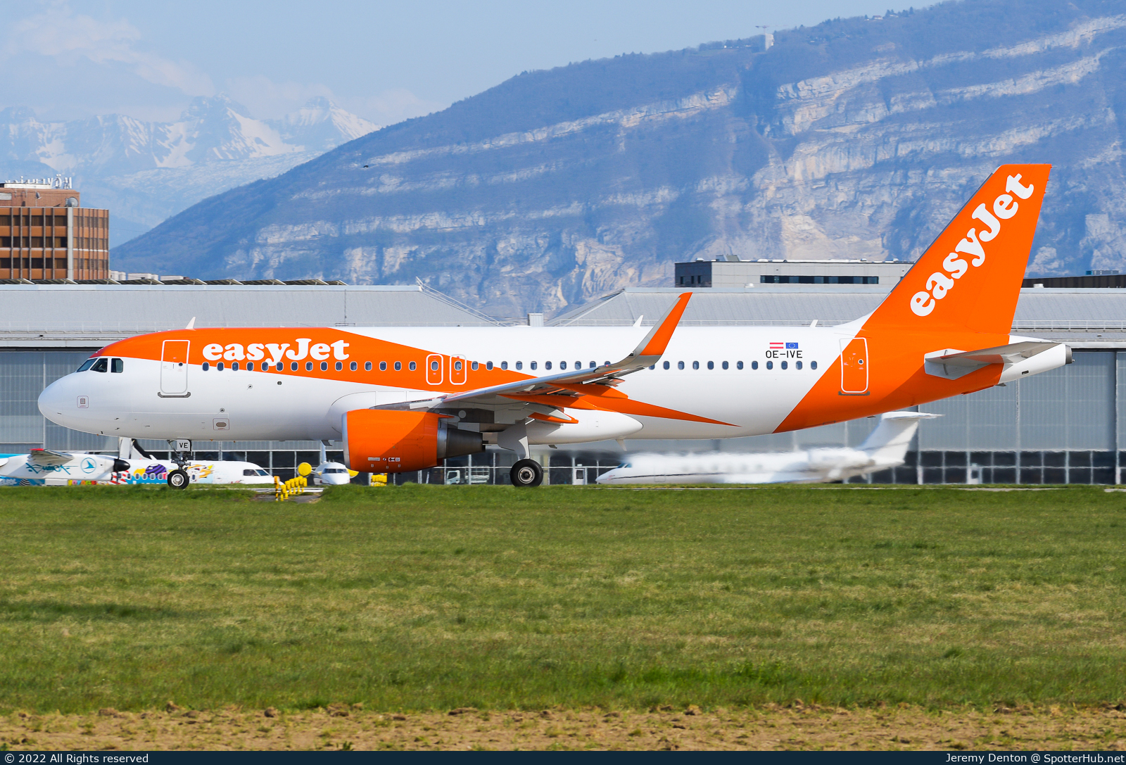 Photo of OE-IVE - Airbus A320-214 operated by easyJet Europe