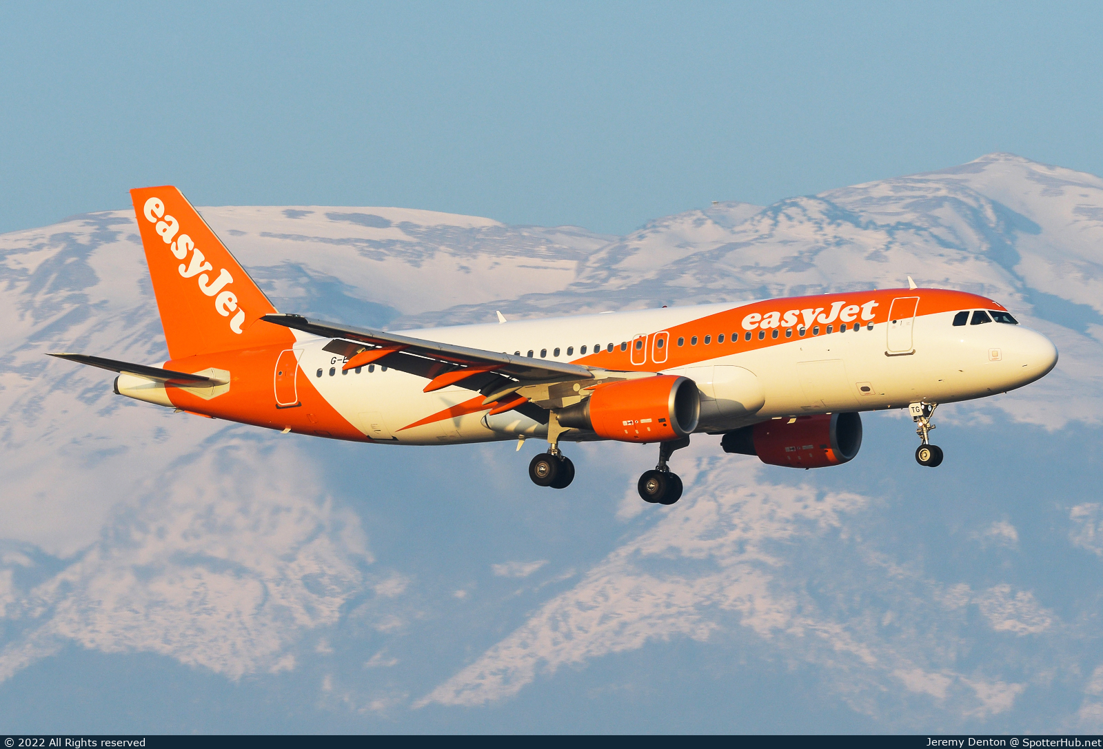 Photo of G-EZTG - Airbus A320-214 operated by easyJet