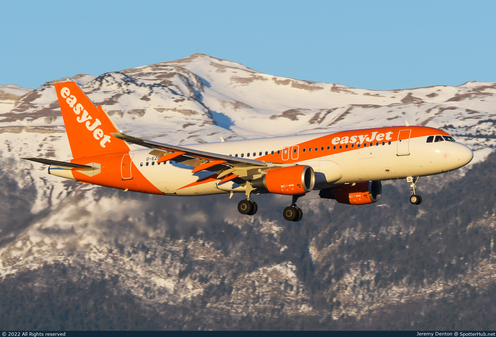 Photo of G-EZOI - Airbus A320-214 operated by easyJet