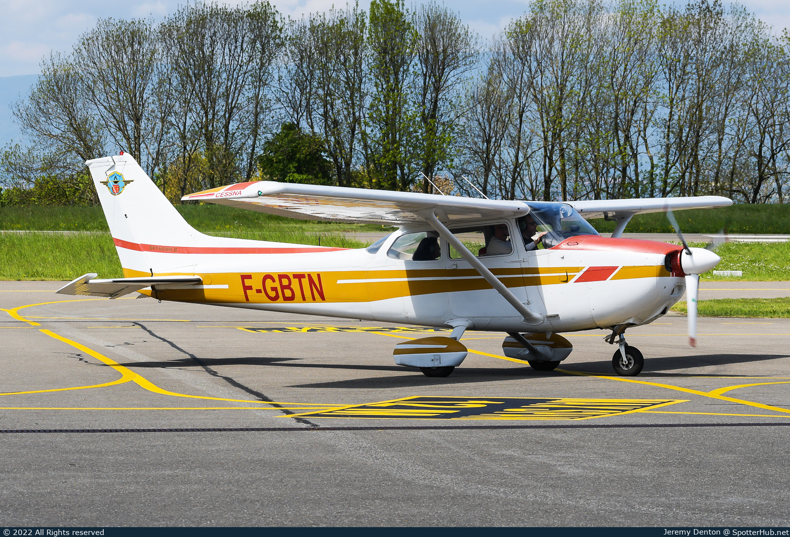 Photo of F-GBTN - Reims-Cessna F172N Skyhawk operated by Aéroclub Vauclusien