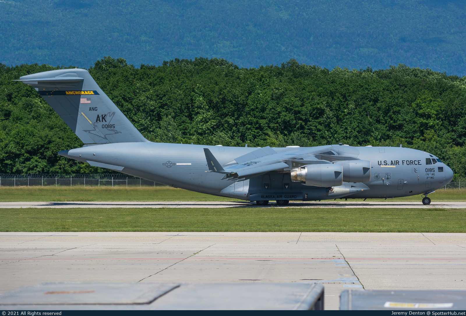 Photo of 00-0185 - Boeing C-17A Globemaster III operated by US Air Force
