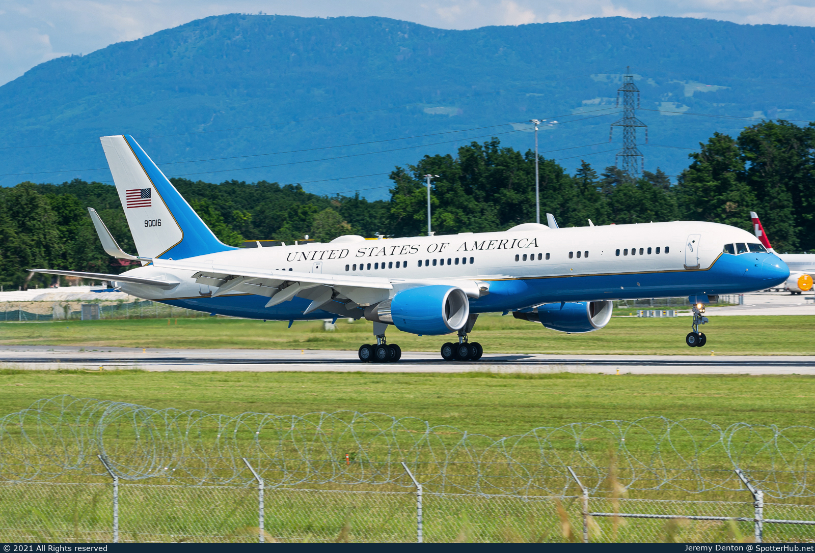 Photo of 09-0016 - Boeing C-32A operated by US Air Force