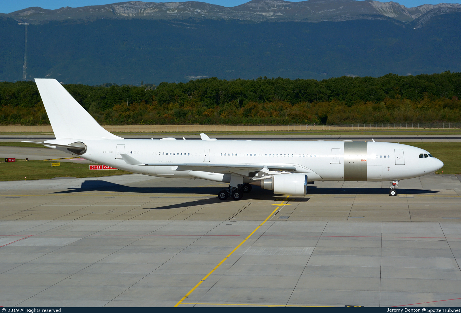 Photo of A7-HHM - Airbus A330-202 operated by Qatar Amiri Flight