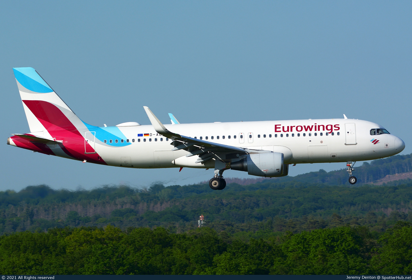 Photo of D-AEWN - Airbus A320-214 operated by Eurowings