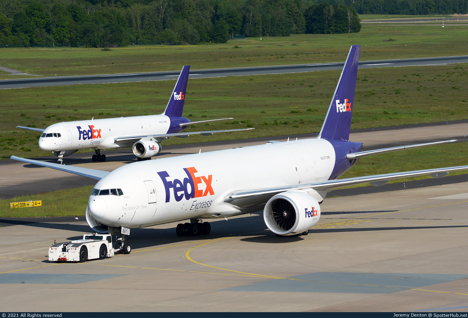Photo of N887FD - Boeing 777-FS2 operated by FedEx