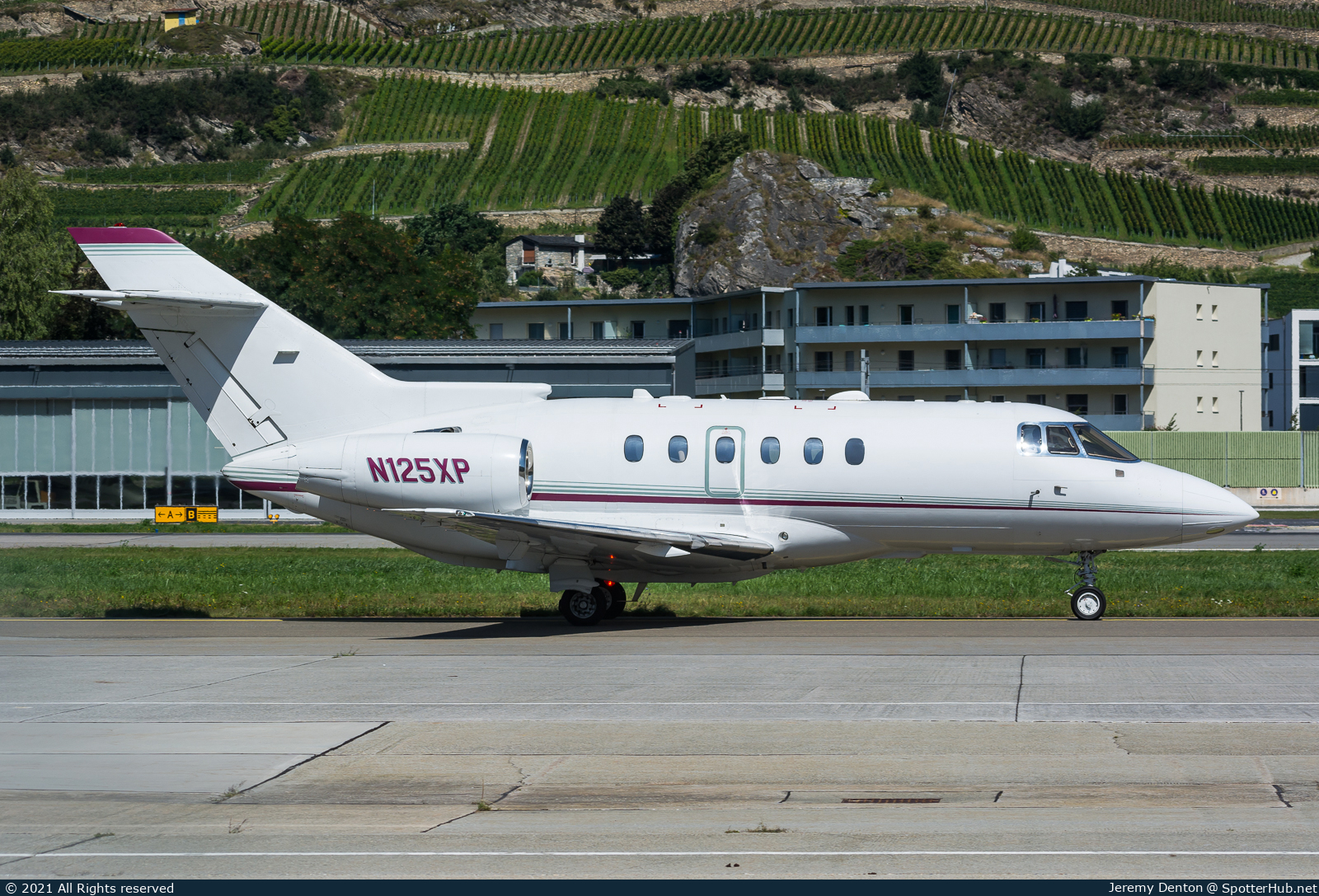Photo of N125XP - Hawker Beechcraft 800XP operated by Aviation Bridge