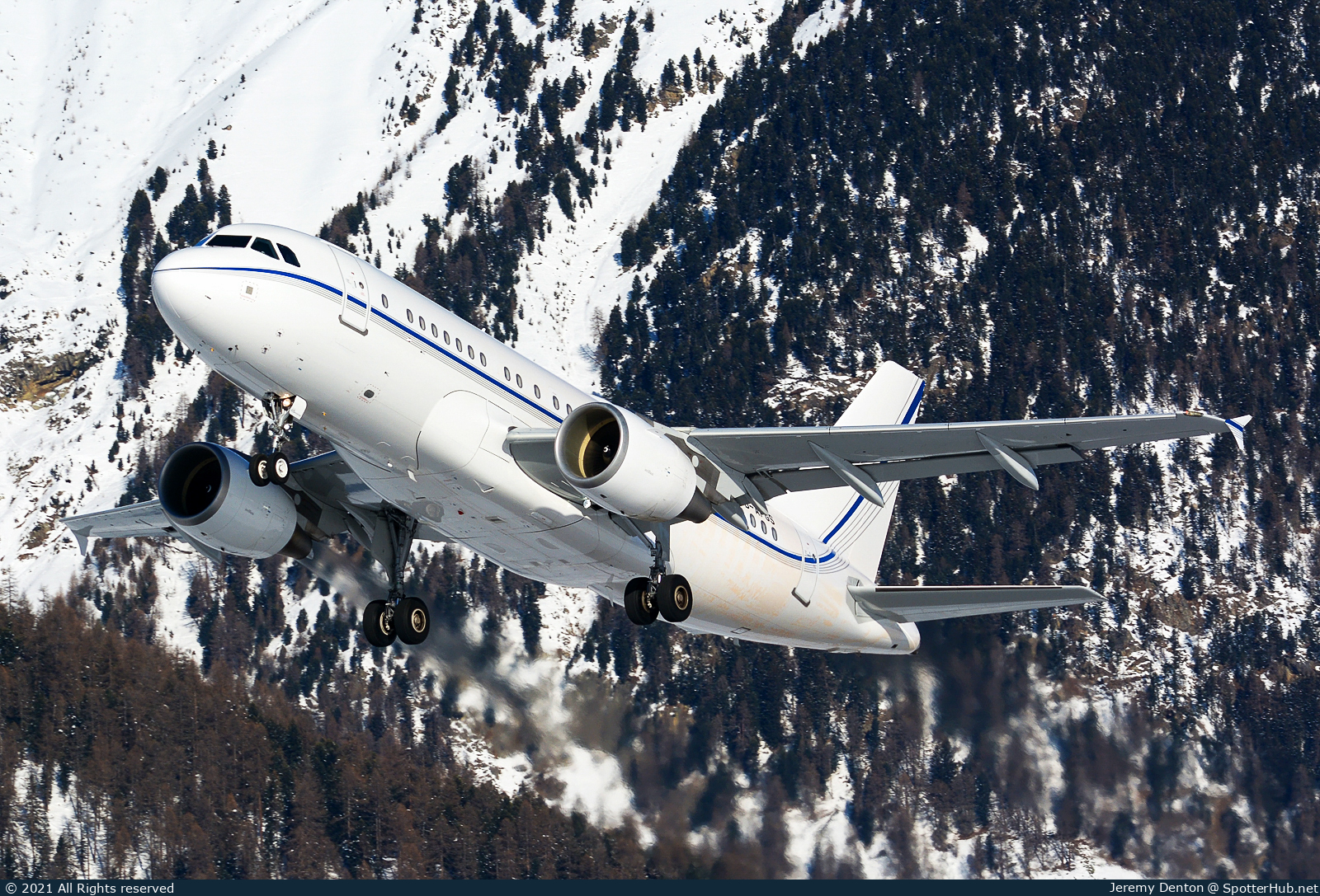 Photo of D-APGS - Airbus A319-115(CJ) operated by K5 Aviation